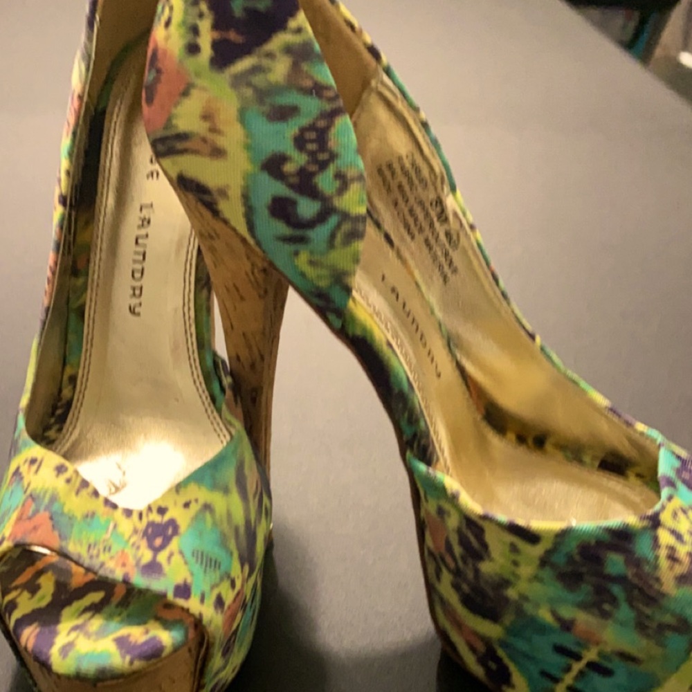 Peep toe pumps